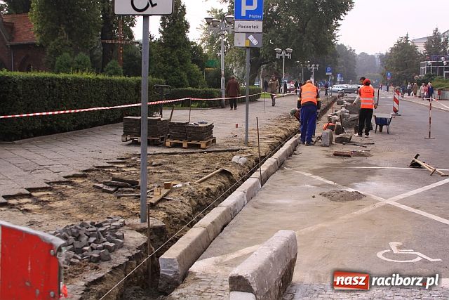 Zdjęcie w galerii na portalu naszraciborz.pl: Ruszył remont chodnika przy Nowej wiadomości z regionu