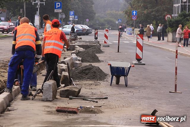 Zdjęcie w galerii na portalu naszraciborz.pl: Ruszył remont chodnika przy Nowej wiadomości z regionu