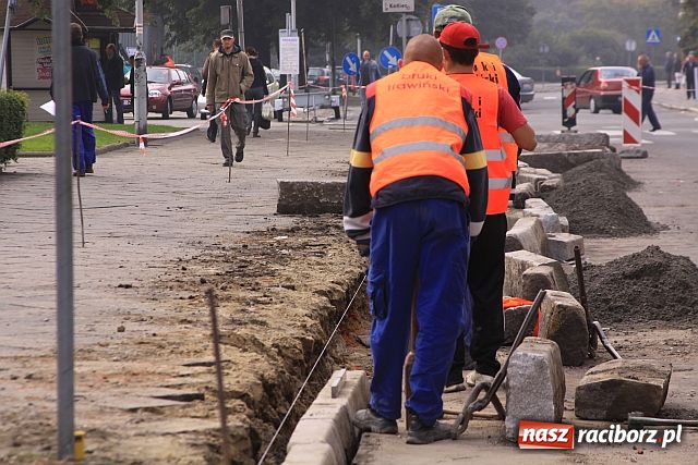 Zdjęcie w galerii na portalu naszraciborz.pl: Ruszył remont chodnika przy Nowej wiadomości z regionu
