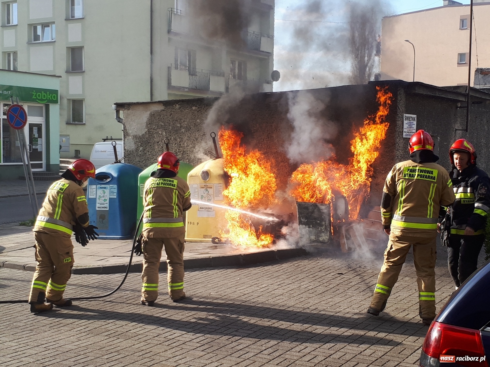 Zdjęcie w galerii na portalu naszraciborz.pl: Pożar kontenera na bioodpady przy Mickiewicza [FOTO] wiadomości z regionu