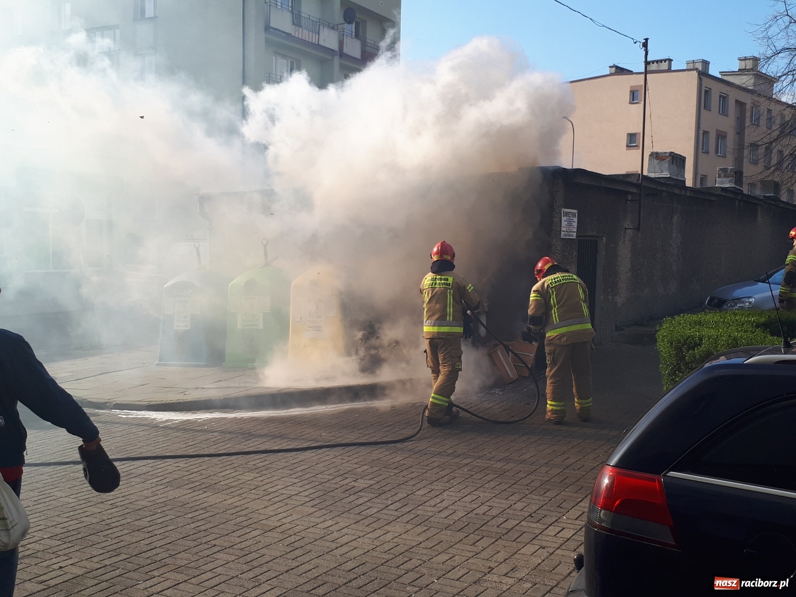 Zdjęcie w galerii na portalu naszraciborz.pl: Pożar kontenera na bioodpady przy Mickiewicza [FOTO] wiadomości z regionu