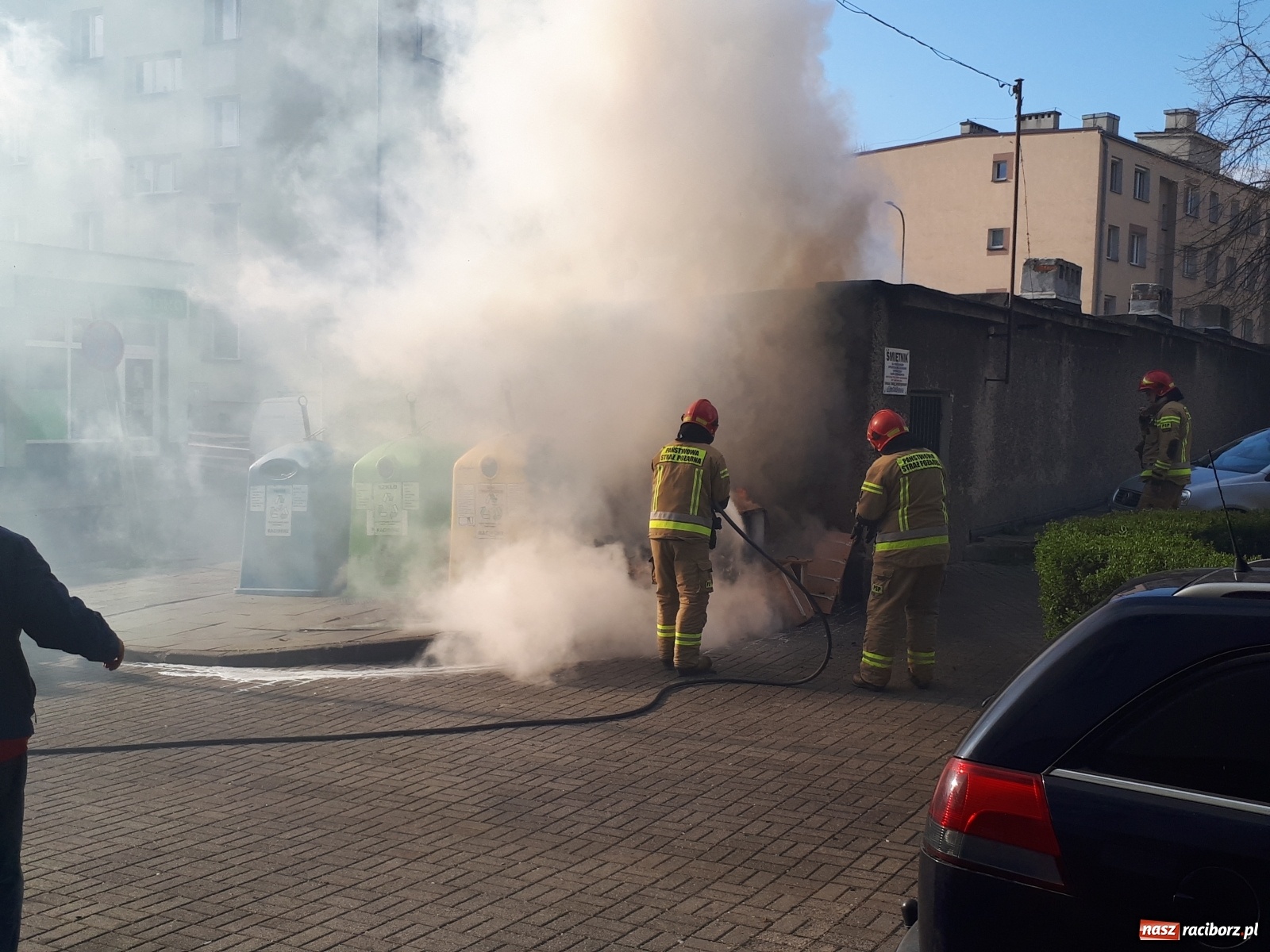Zdjęcie w galerii na portalu naszraciborz.pl: Pożar kontenera na bioodpady przy Mickiewicza [FOTO] wiadomości z regionu