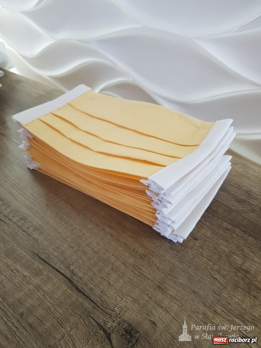 Zdjęcie w galerii na portalu naszraciborz.pl: W sławikowskiej parafii szyją maseczki wiadomości z regionu