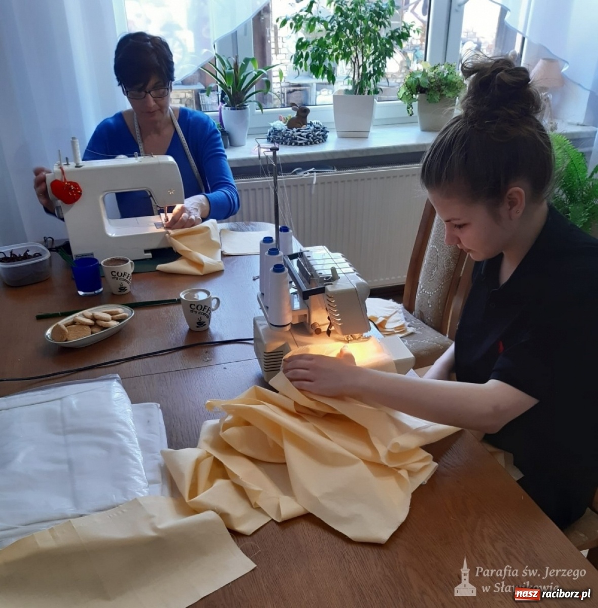 Zdjęcie w galerii na portalu naszraciborz.pl: W sławikowskiej parafii szyją maseczki wiadomości z regionu