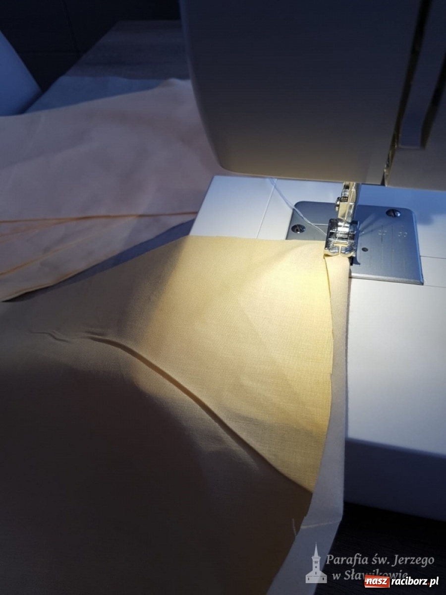 Zdjęcie w galerii na portalu naszraciborz.pl: W sławikowskiej parafii szyją maseczki wiadomości z regionu