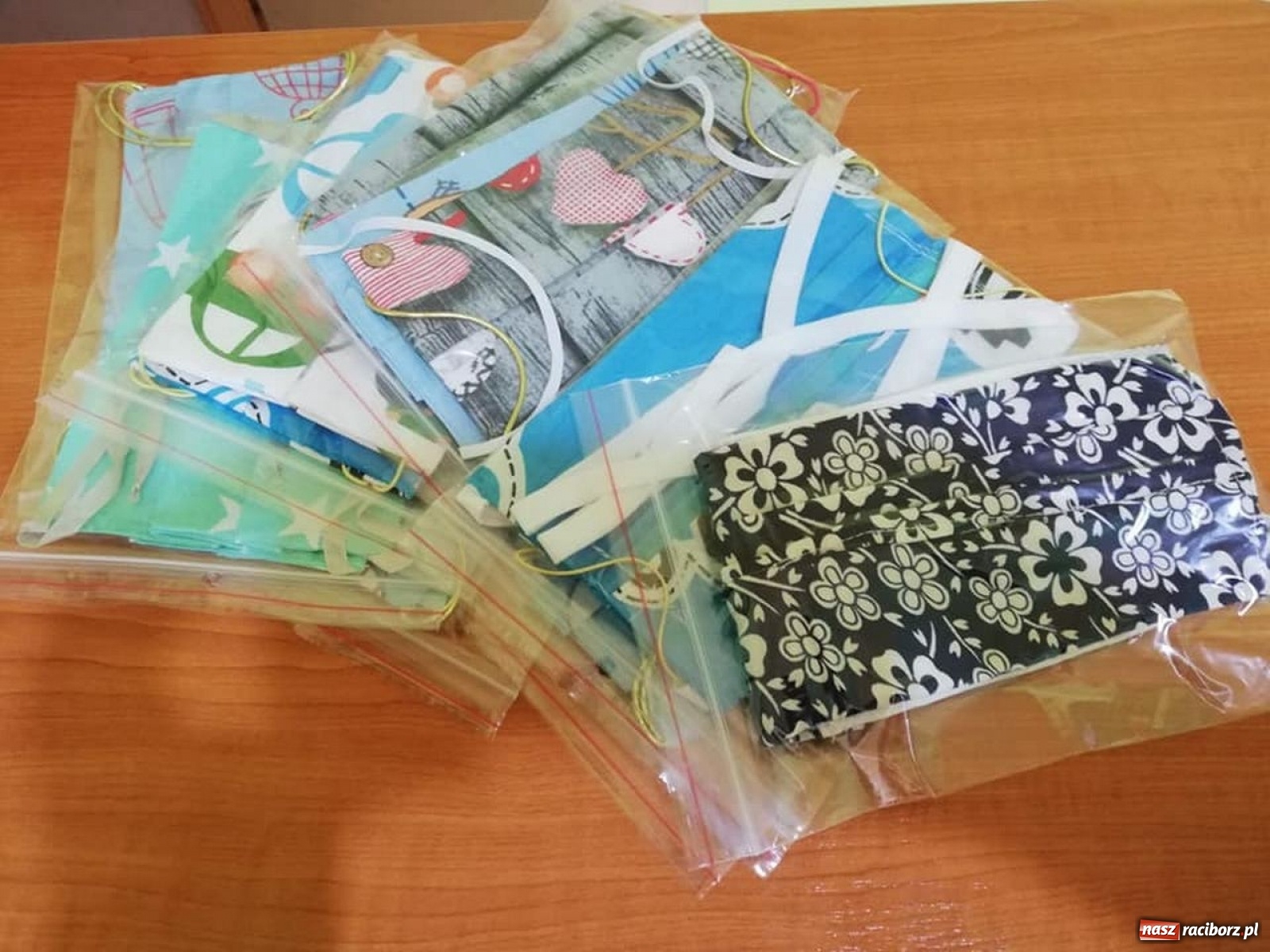 Zdjęcie w galerii na portalu naszraciborz.pl: Maszyny do szycia poszły w ruch. Kuźnia Kultury szyje maseczki wiadomości z regionu