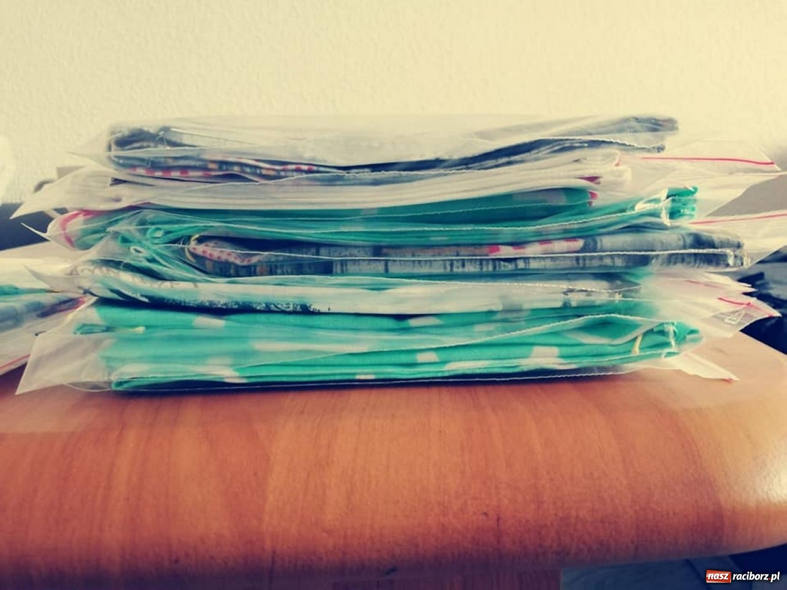 Zdjęcie w galerii na portalu naszraciborz.pl: Maszyny do szycia poszły w ruch. Kuźnia Kultury szyje maseczki wiadomości z regionu