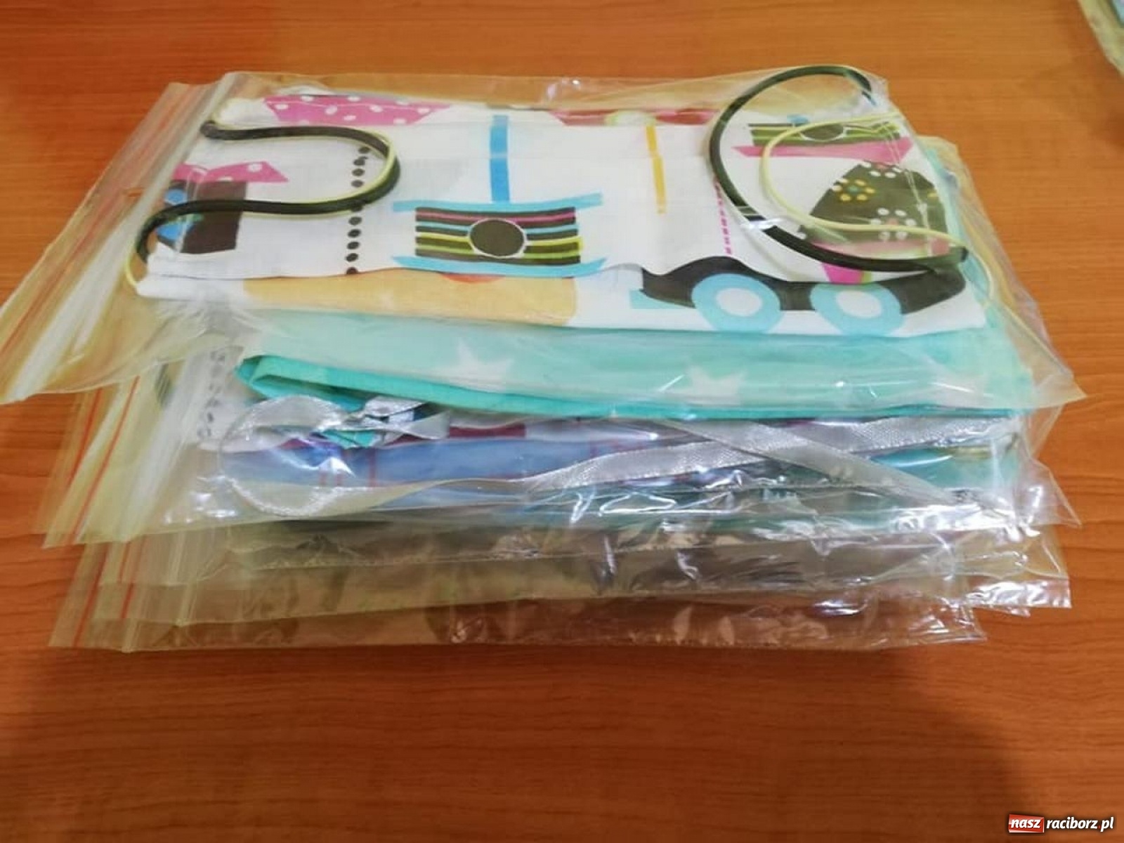 Zdjęcie w galerii na portalu naszraciborz.pl: Maszyny do szycia poszły w ruch. Kuźnia Kultury szyje maseczki wiadomości z regionu