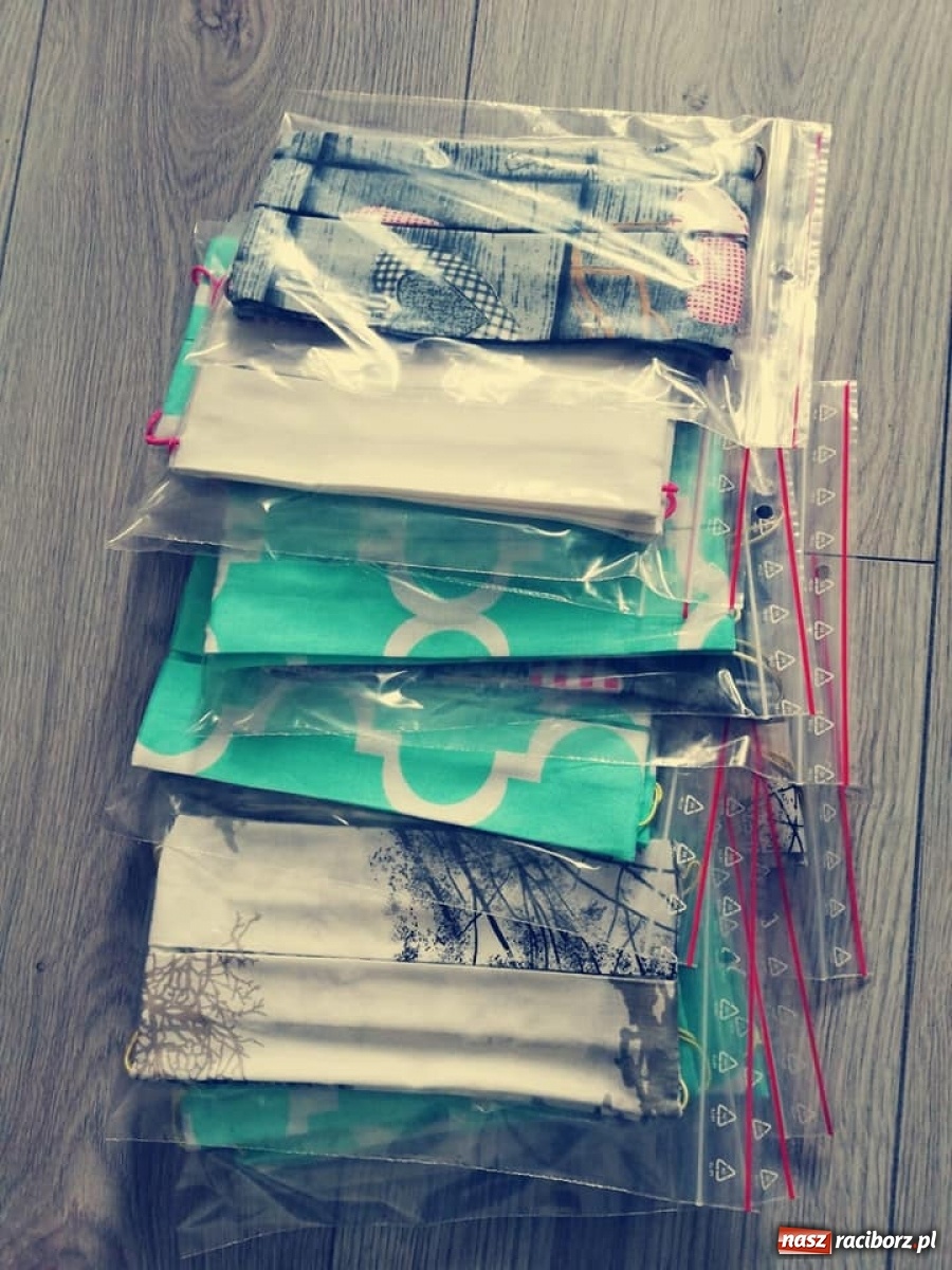 Zdjęcie w galerii na portalu naszraciborz.pl: Maszyny do szycia poszły w ruch. Kuźnia Kultury szyje maseczki wiadomości z regionu