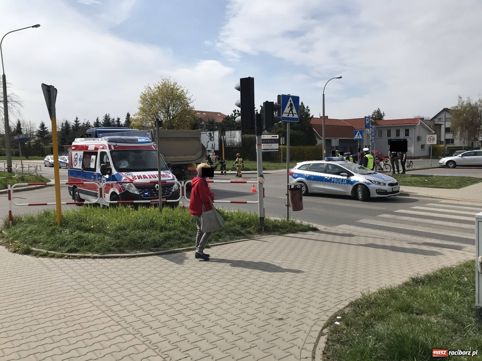 Zdjęcie w galerii na portalu naszraciborz.pl: Korytarz życia. Tak służby przedzierają się w stronę Ostroga [WIDEO] wiadomości z regionu