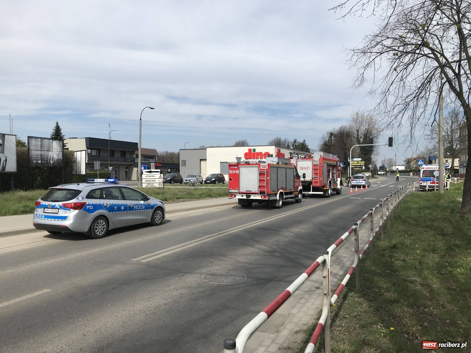 Zdjęcie w galerii na portalu naszraciborz.pl: Korytarz życia. Tak służby przedzierają się w stronę Ostroga [WIDEO] wiadomości z regionu