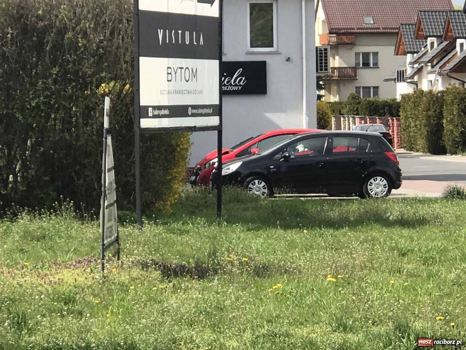 Zdjęcie w galerii na portalu naszraciborz.pl: Korytarz życia. Tak służby przedzierają się w stronę Ostroga [WIDEO] wiadomości z regionu