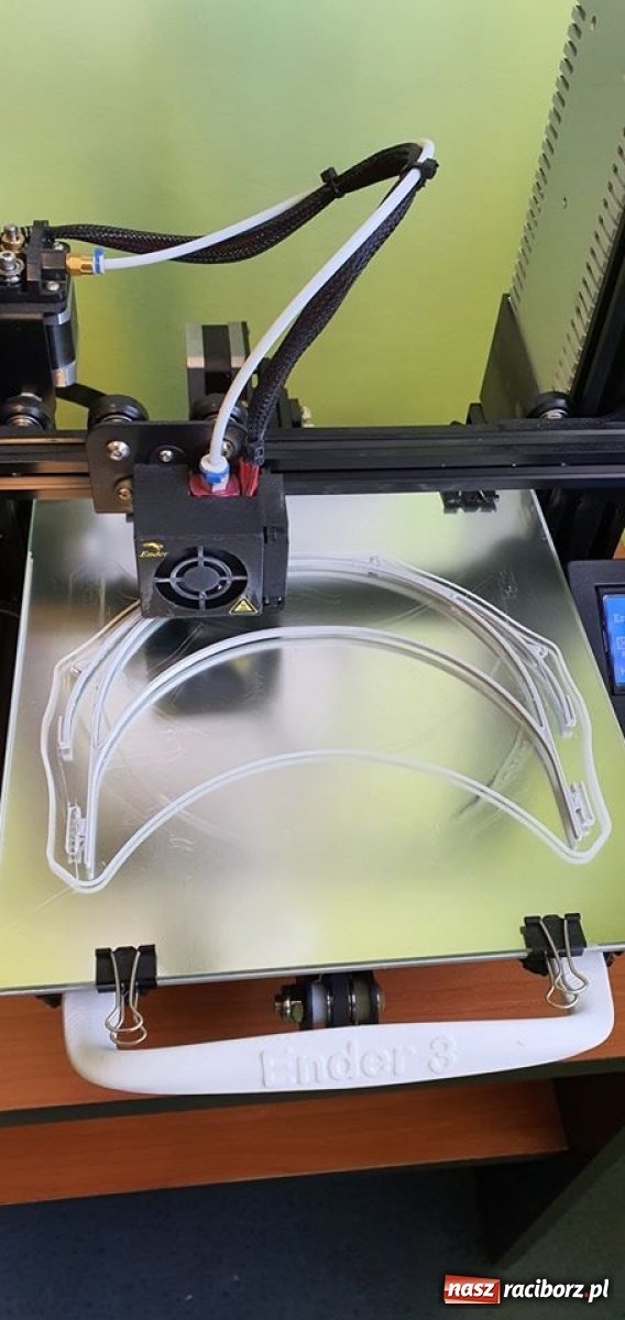 Zdjęcie w galerii na portalu naszraciborz.pl: Drukarki 3D z Mechanika drukują przyłbice  wiadomości z regionu