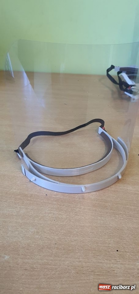 Zdjęcie w galerii na portalu naszraciborz.pl: Drukarki 3D z Mechanika drukują przyłbice  wiadomości z regionu