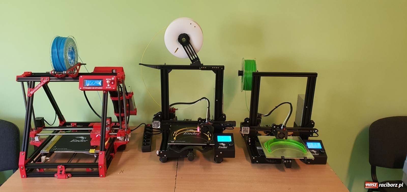 Zdjęcie w galerii na portalu naszraciborz.pl: Drukarki 3D z Mechanika drukują przyłbice  wiadomości z regionu