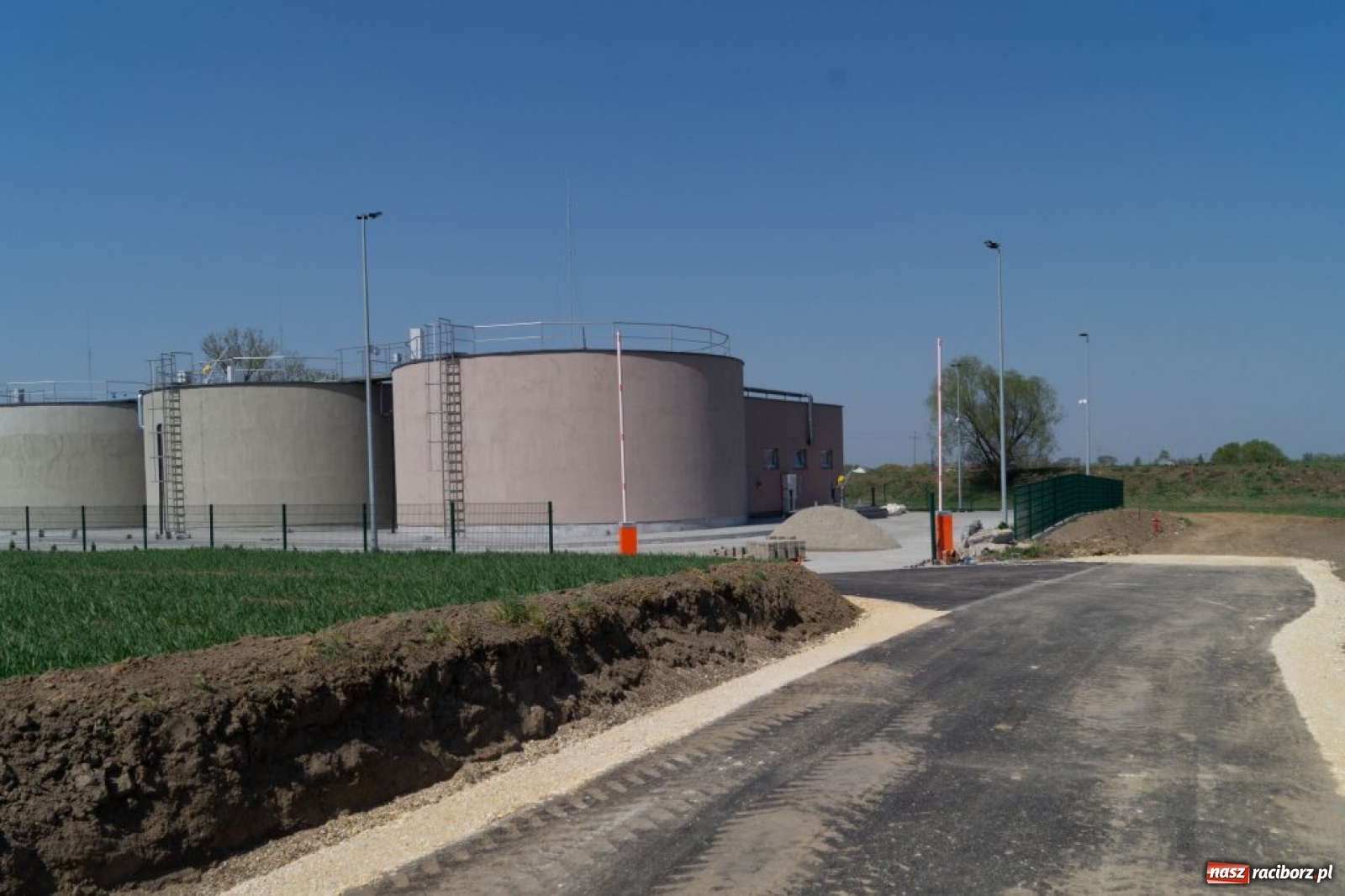 Zdjęcie w galerii na portalu naszraciborz.pl: Oczyszczalnia w Ciechowicach z nową drogą wiadomości z regionu