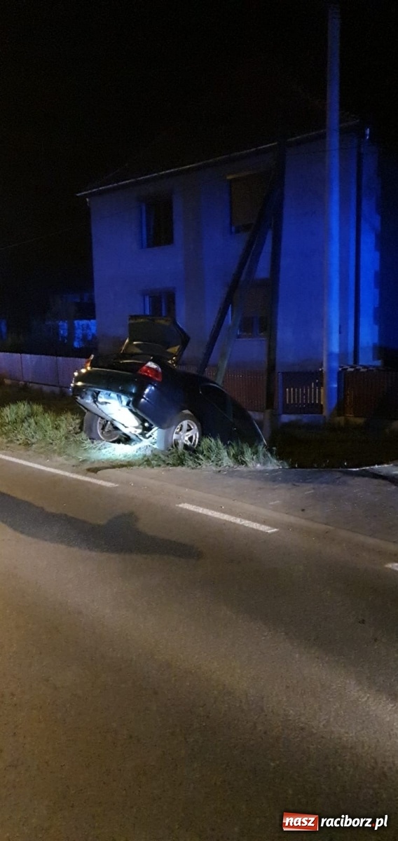 Zdjęcie w galerii na portalu naszraciborz.pl: BMW w rowie na Głubczyckiej [FOTO]  wiadomości z regionu