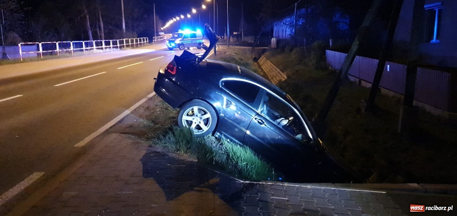 Zdjęcie w galerii na portalu naszraciborz.pl: BMW w rowie na Głubczyckiej [FOTO]  wiadomości z regionu