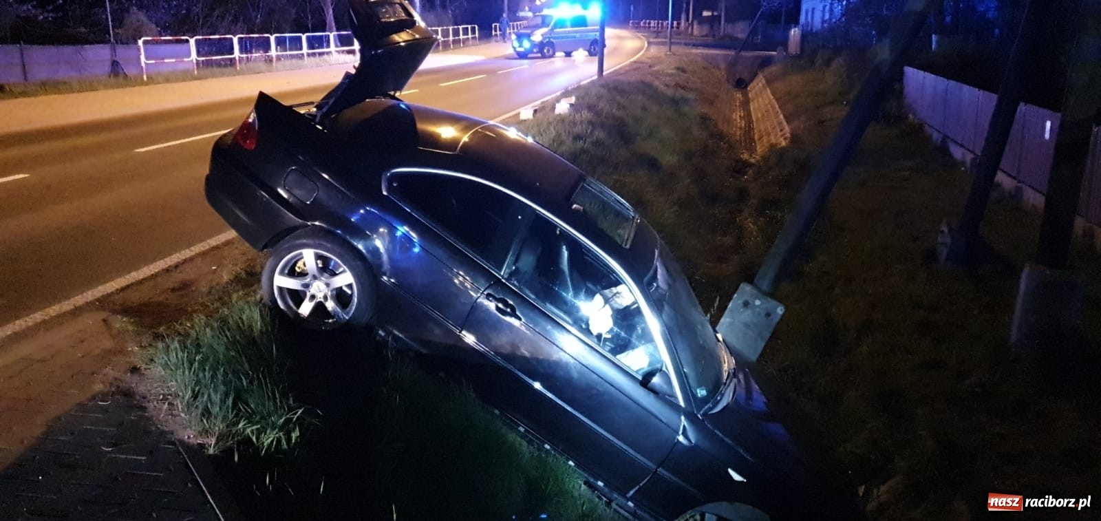 Zdjęcie w galerii na portalu naszraciborz.pl: BMW w rowie na Głubczyckiej [FOTO]  wiadomości z regionu
