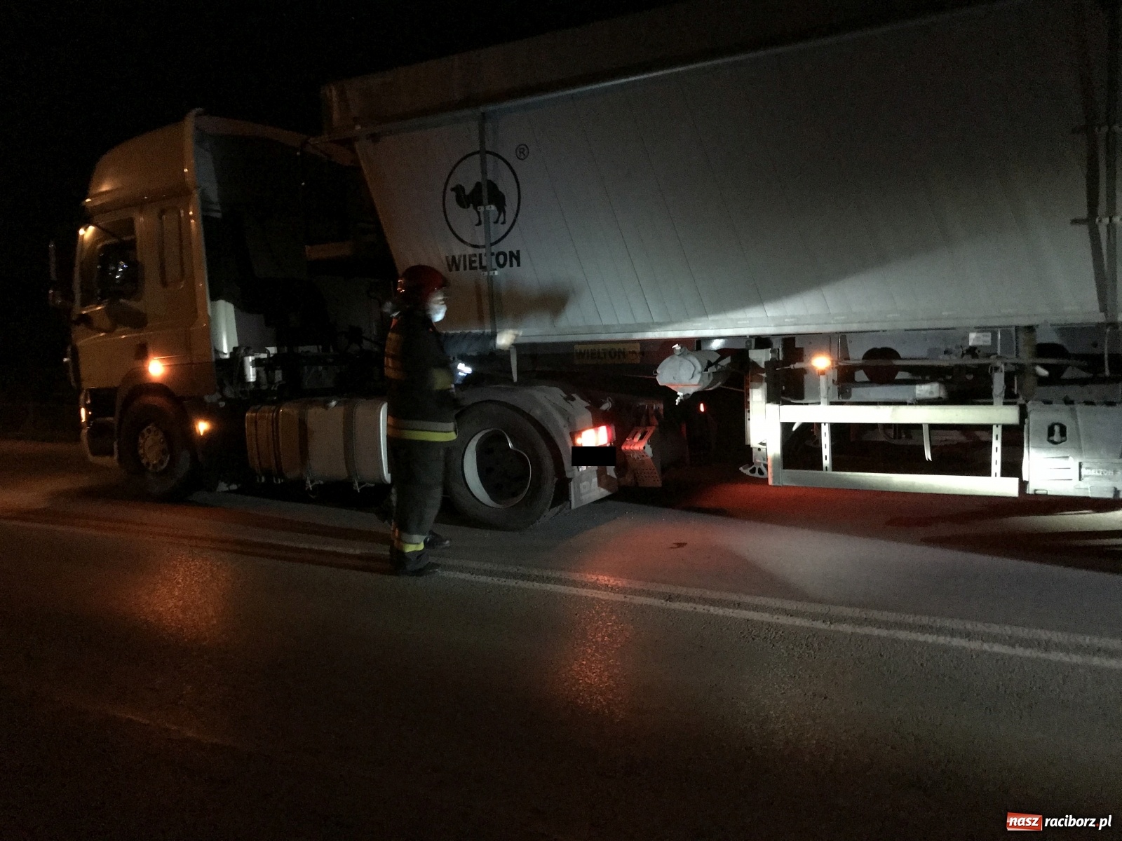 Zdjęcie w galerii na portalu naszraciborz.pl: DW 935 Racibórz-Rybnik. Opel uderzył w bok ciągnika z naczepą. Kierowca kompletnie pijany[FOTO] wiadomości z regionu