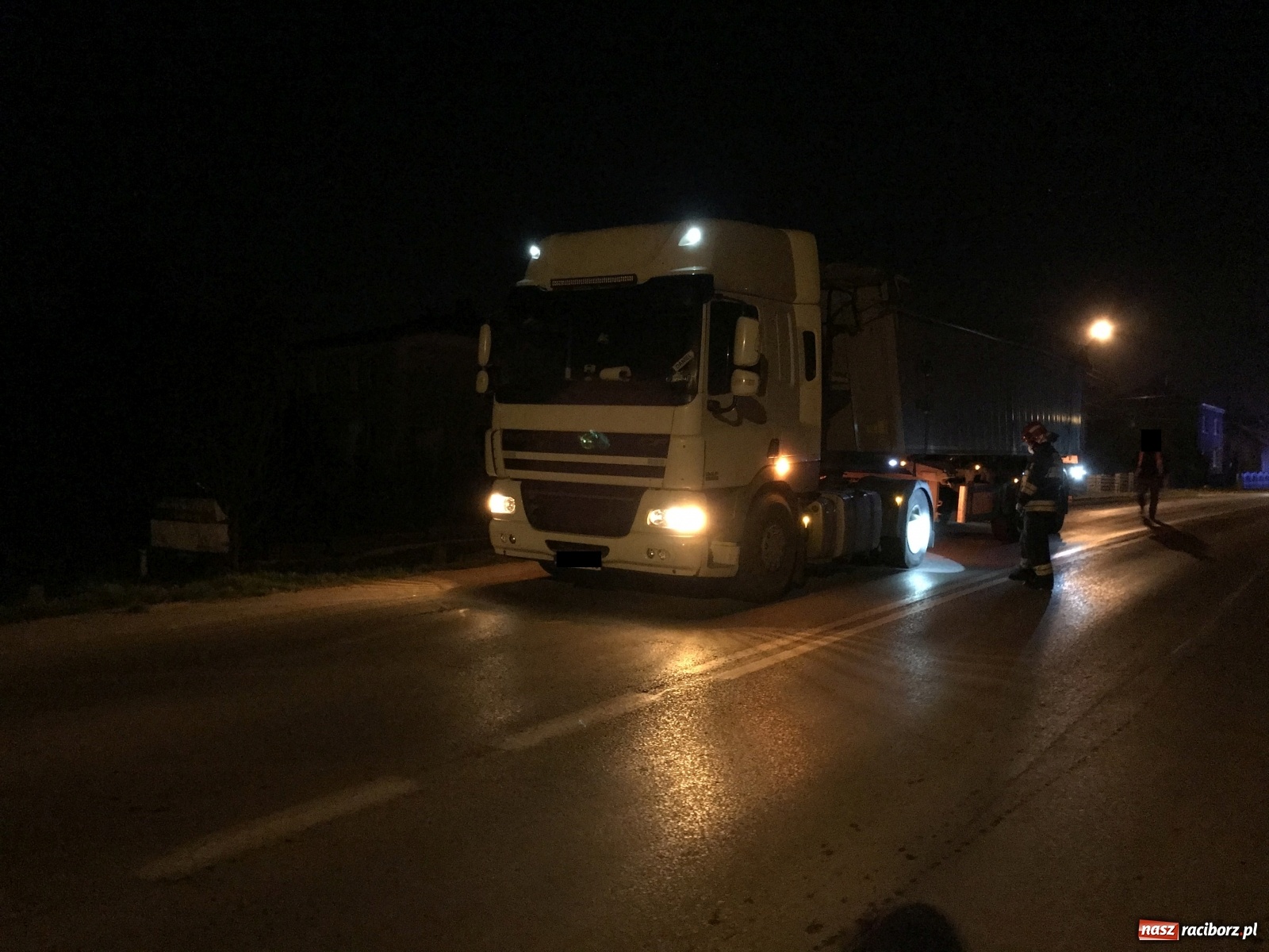 Zdjęcie w galerii na portalu naszraciborz.pl: DW 935 Racibórz-Rybnik. Opel uderzył w bok ciągnika z naczepą. Kierowca kompletnie pijany[FOTO] wiadomości z regionu