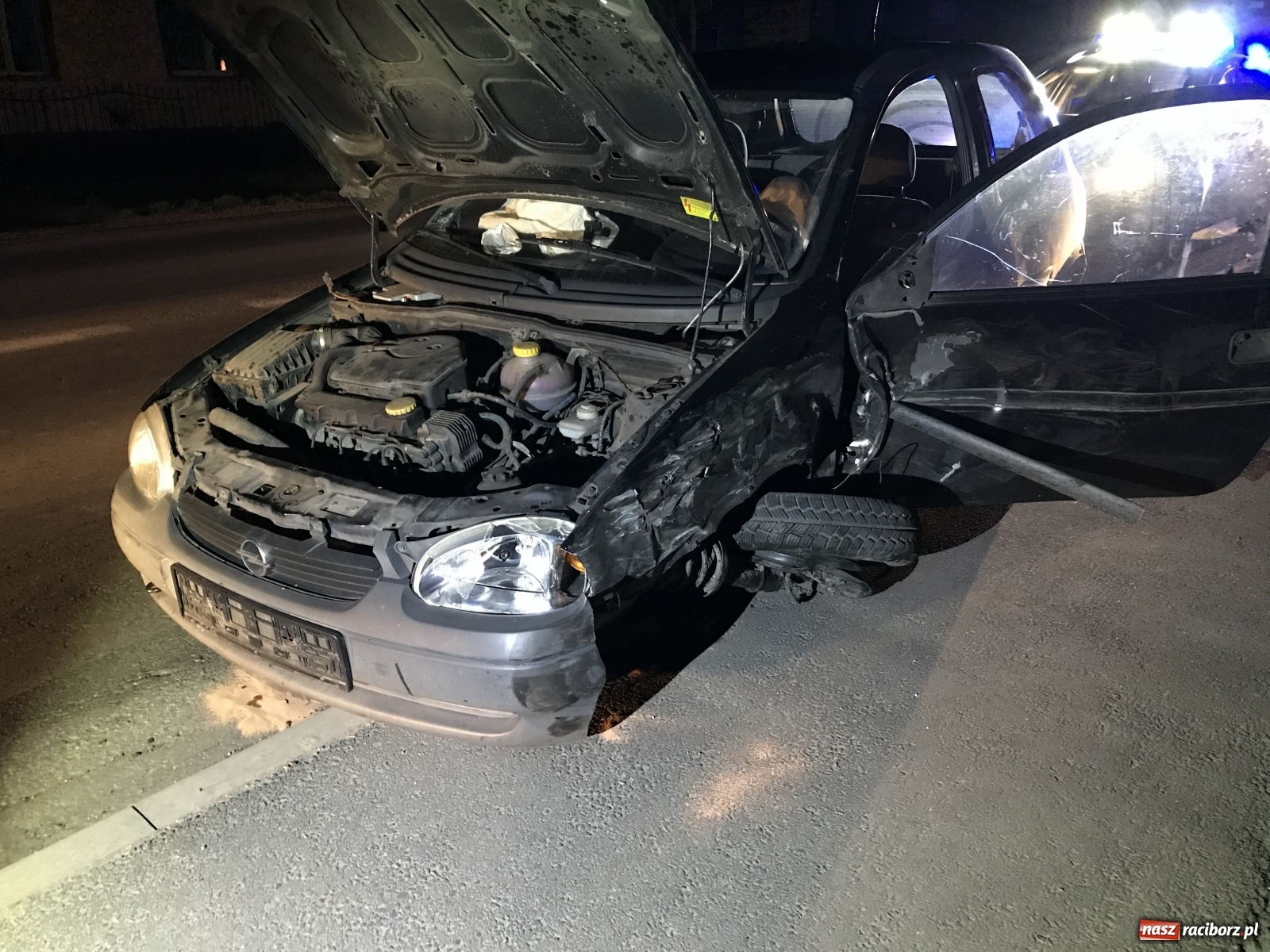 Zdjęcie w galerii na portalu naszraciborz.pl: DW 935 Racibórz-Rybnik. Opel uderzył w bok ciągnika z naczepą. Kierowca kompletnie pijany[FOTO] wiadomości z regionu