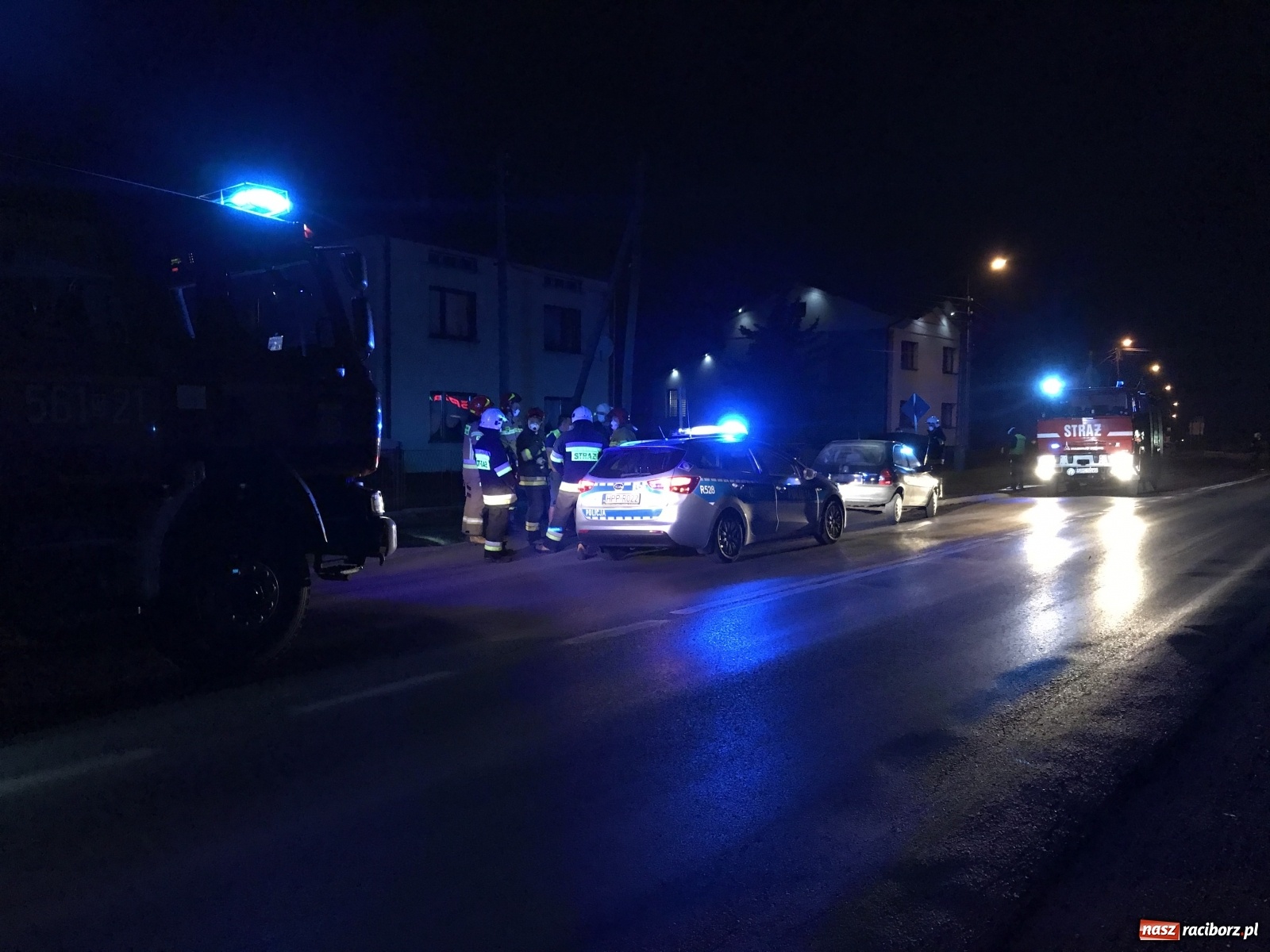 Zdjęcie w galerii na portalu naszraciborz.pl: DW 935 Racibórz-Rybnik. Opel uderzył w bok ciągnika z naczepą. Kierowca kompletnie pijany[FOTO] wiadomości z regionu