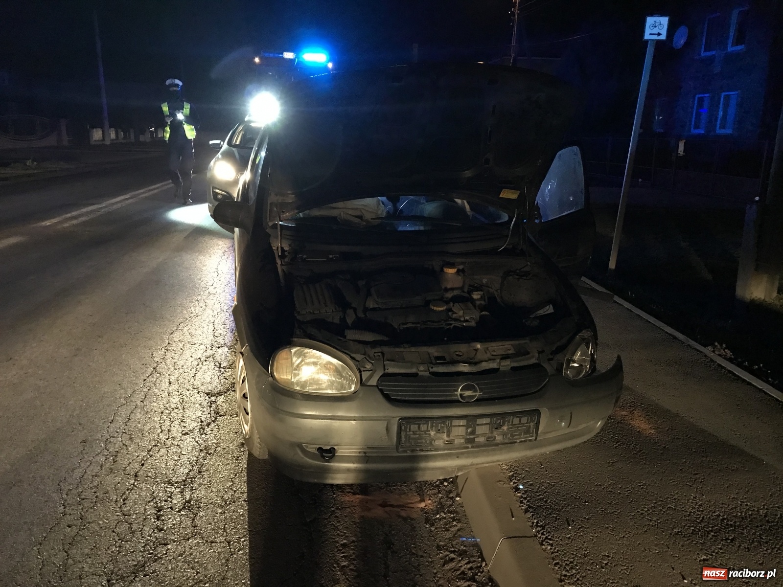 Zdjęcie w galerii na portalu naszraciborz.pl: DW 935 Racibórz-Rybnik. Opel uderzył w bok ciągnika z naczepą. Kierowca kompletnie pijany[FOTO] wiadomości z regionu