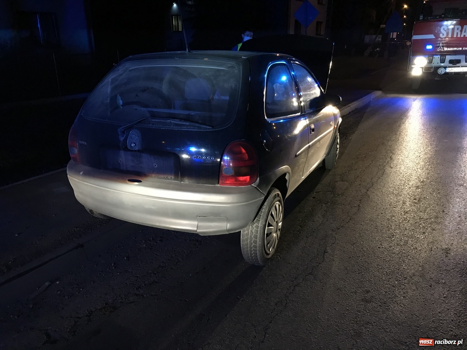 Zdjęcie w galerii na portalu naszraciborz.pl: DW 935 Racibórz-Rybnik. Opel uderzył w bok ciągnika z naczepą. Kierowca kompletnie pijany[FOTO] wiadomości z regionu