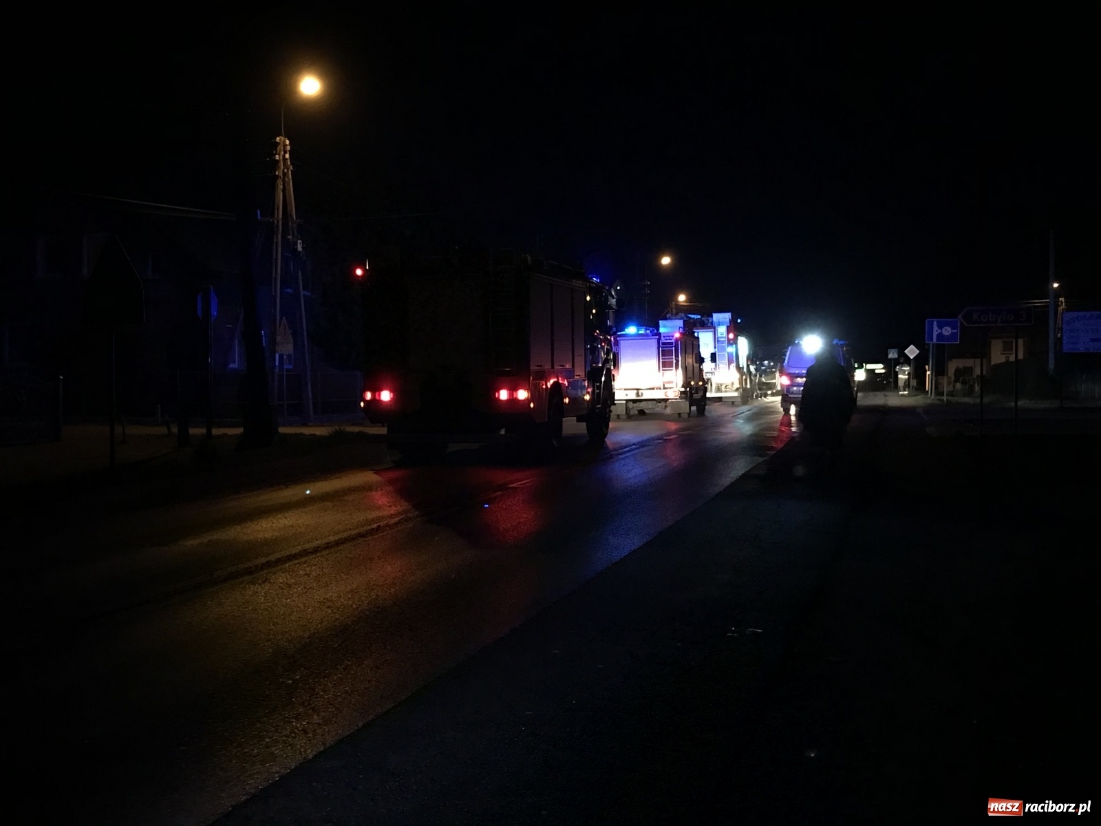 Zdjęcie w galerii na portalu naszraciborz.pl: DW 935 Racibórz-Rybnik. Opel uderzył w bok ciągnika z naczepą. Kierowca kompletnie pijany[FOTO] wiadomości z regionu