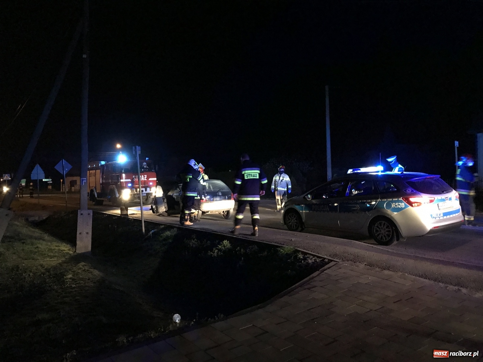 Zdjęcie w galerii na portalu naszraciborz.pl: DW 935 Racibórz-Rybnik. Opel uderzył w bok ciągnika z naczepą. Kierowca kompletnie pijany[FOTO] wiadomości z regionu