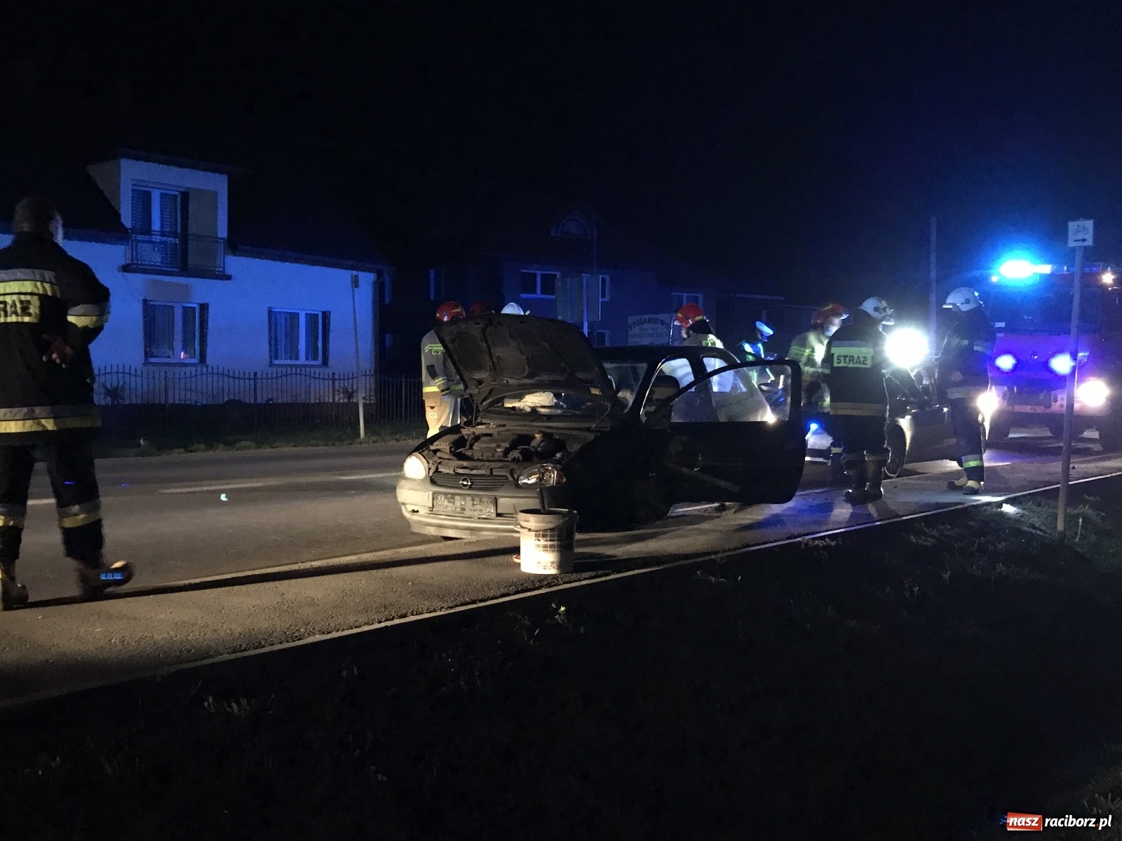 Zdjęcie w galerii na portalu naszraciborz.pl: DW 935 Racibórz-Rybnik. Opel uderzył w bok ciągnika z naczepą. Kierowca kompletnie pijany[FOTO] wiadomości z regionu