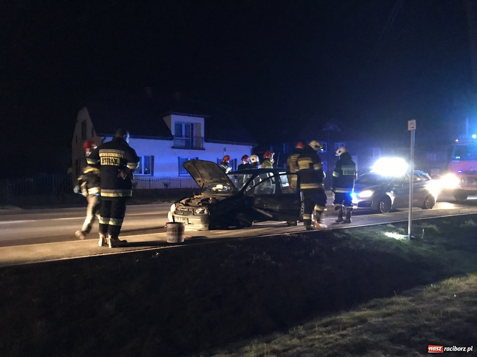 Zdjęcie w galerii na portalu naszraciborz.pl: DW 935 Racibórz-Rybnik. Opel uderzył w bok ciągnika z naczepą. Kierowca kompletnie pijany[FOTO] wiadomości z regionu