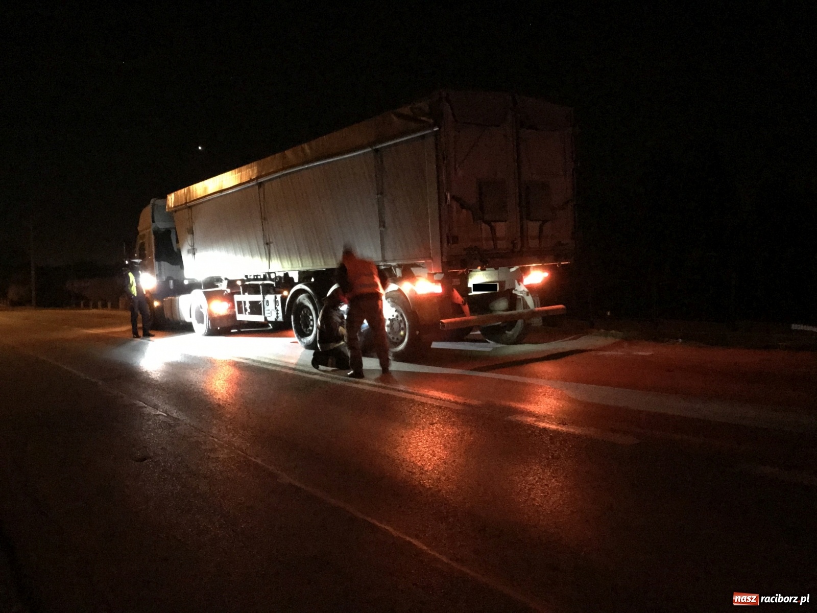 Zdjęcie w galerii na portalu naszraciborz.pl: DW 935 Racibórz-Rybnik. Opel uderzył w bok ciągnika z naczepą. Kierowca kompletnie pijany[FOTO] wiadomości z regionu
