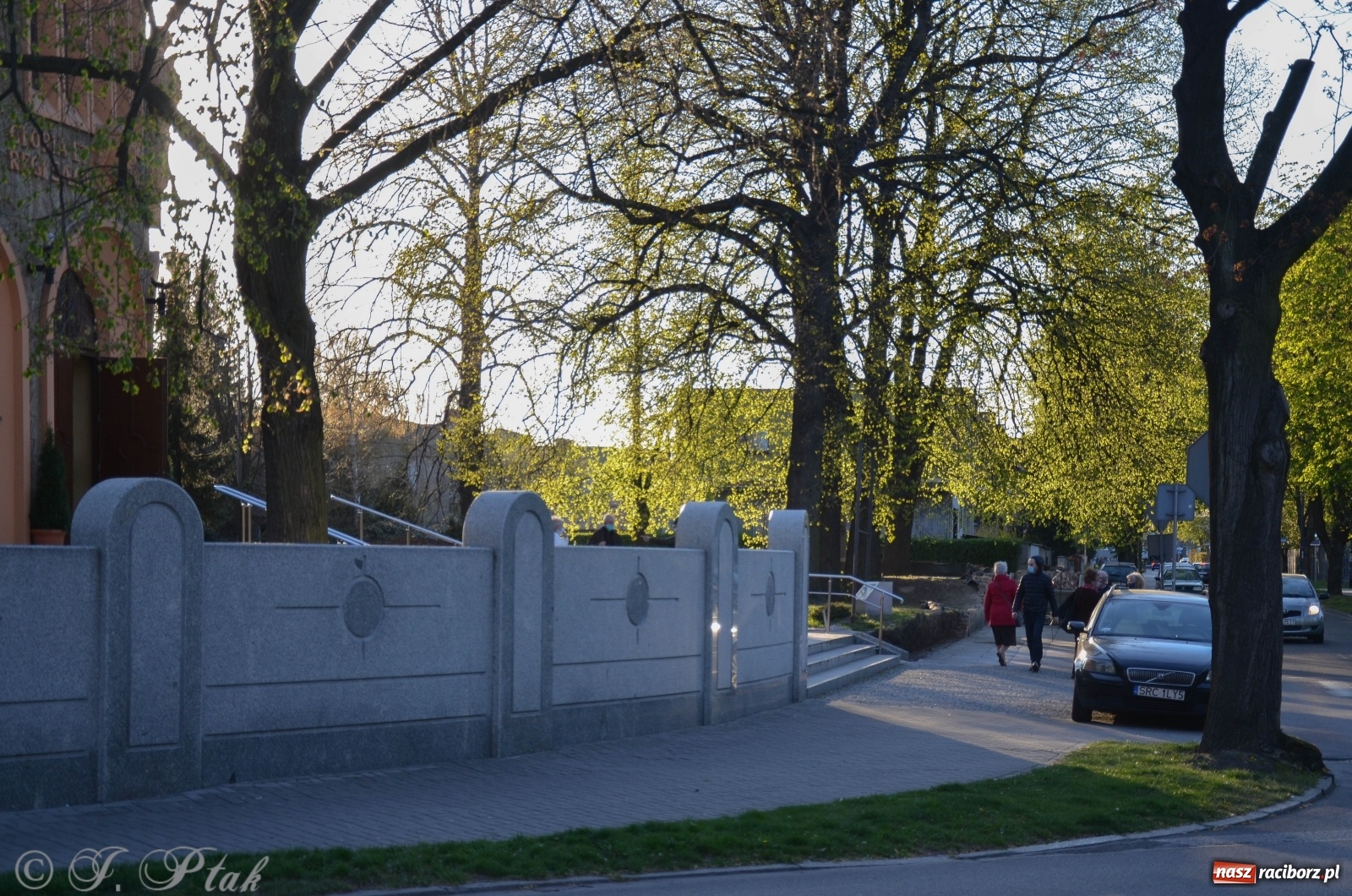 Zdjęcie w galerii na portalu naszraciborz.pl: Przy okrąglaku powstaje kolejny odcinek nowego muru  wiadomości z regionu