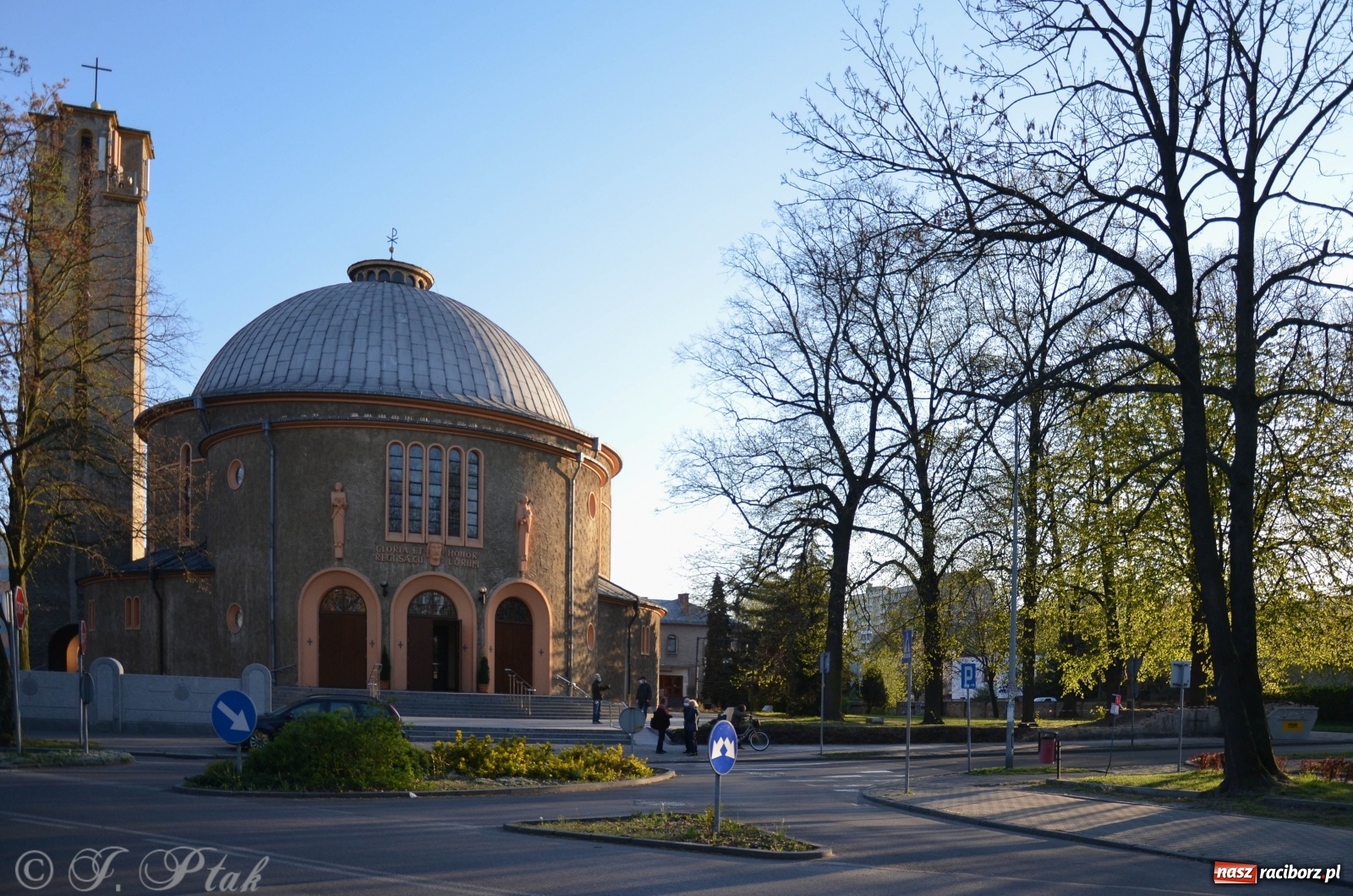 Zdjęcie w galerii na portalu naszraciborz.pl: Przy okrąglaku powstaje kolejny odcinek nowego muru  wiadomości z regionu