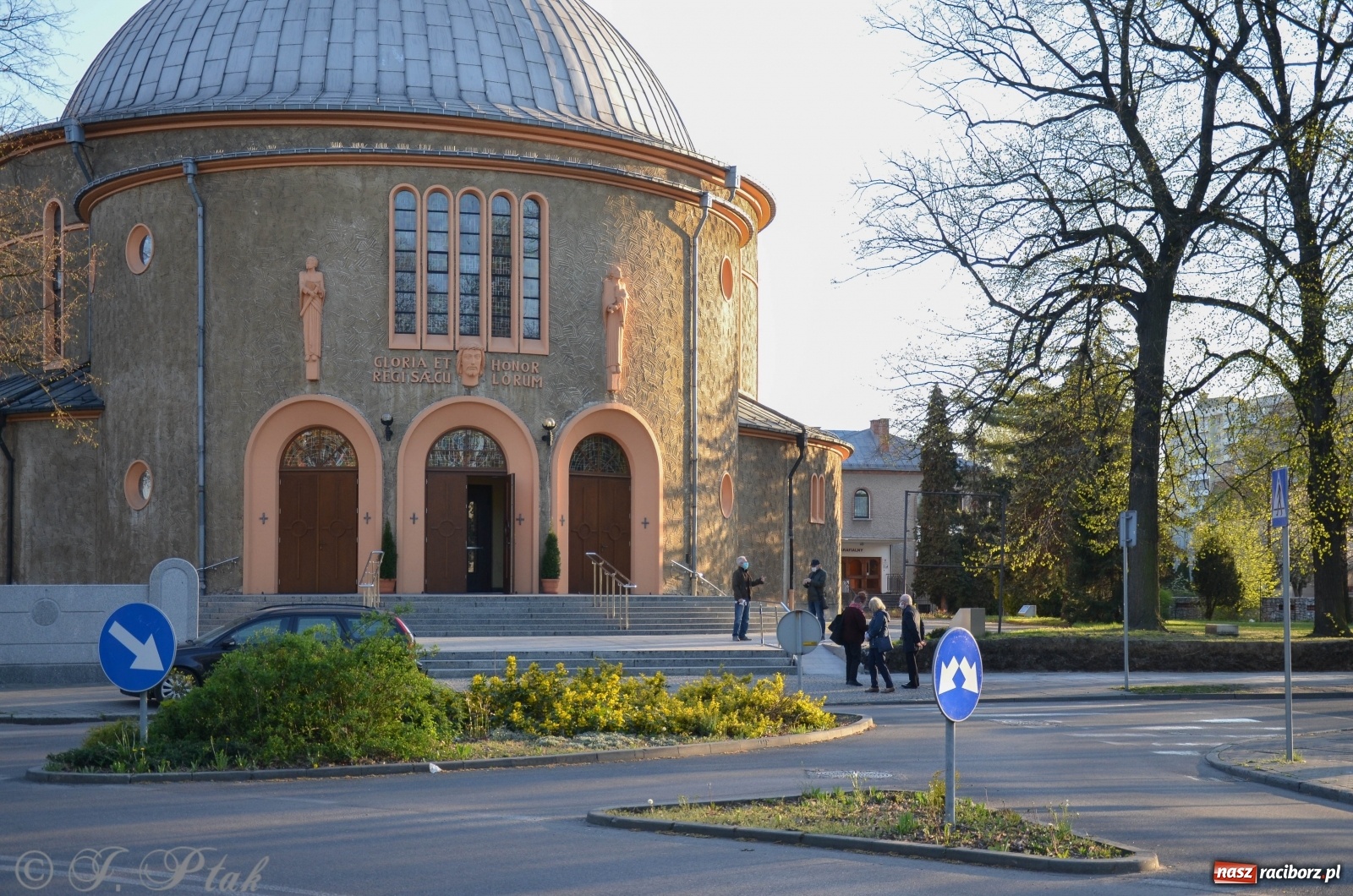 Zdjęcie w galerii na portalu naszraciborz.pl: Przy okrąglaku powstaje kolejny odcinek nowego muru  wiadomości z regionu