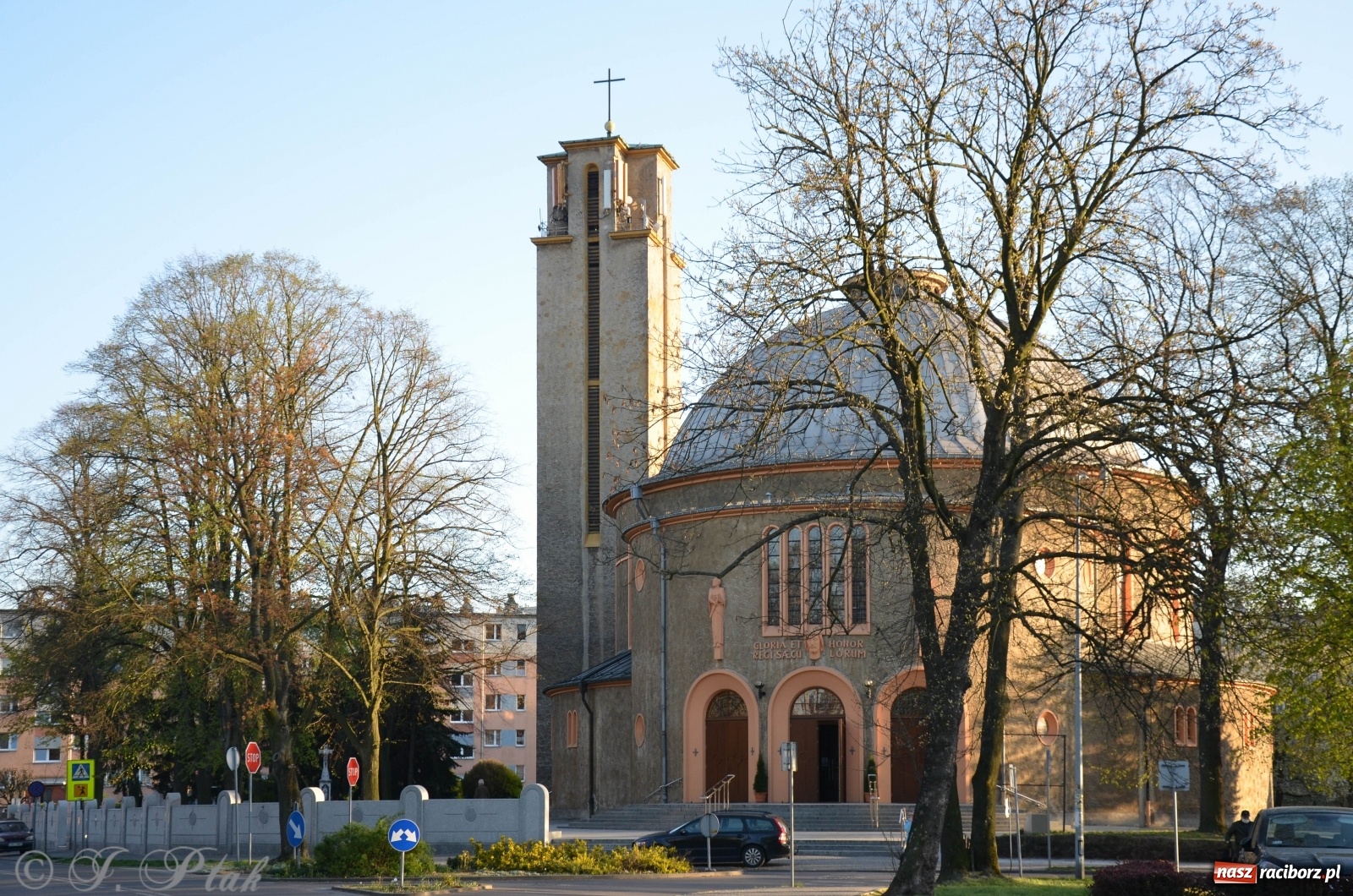 Zdjęcie w galerii na portalu naszraciborz.pl: Przy okrąglaku powstaje kolejny odcinek nowego muru  wiadomości z regionu