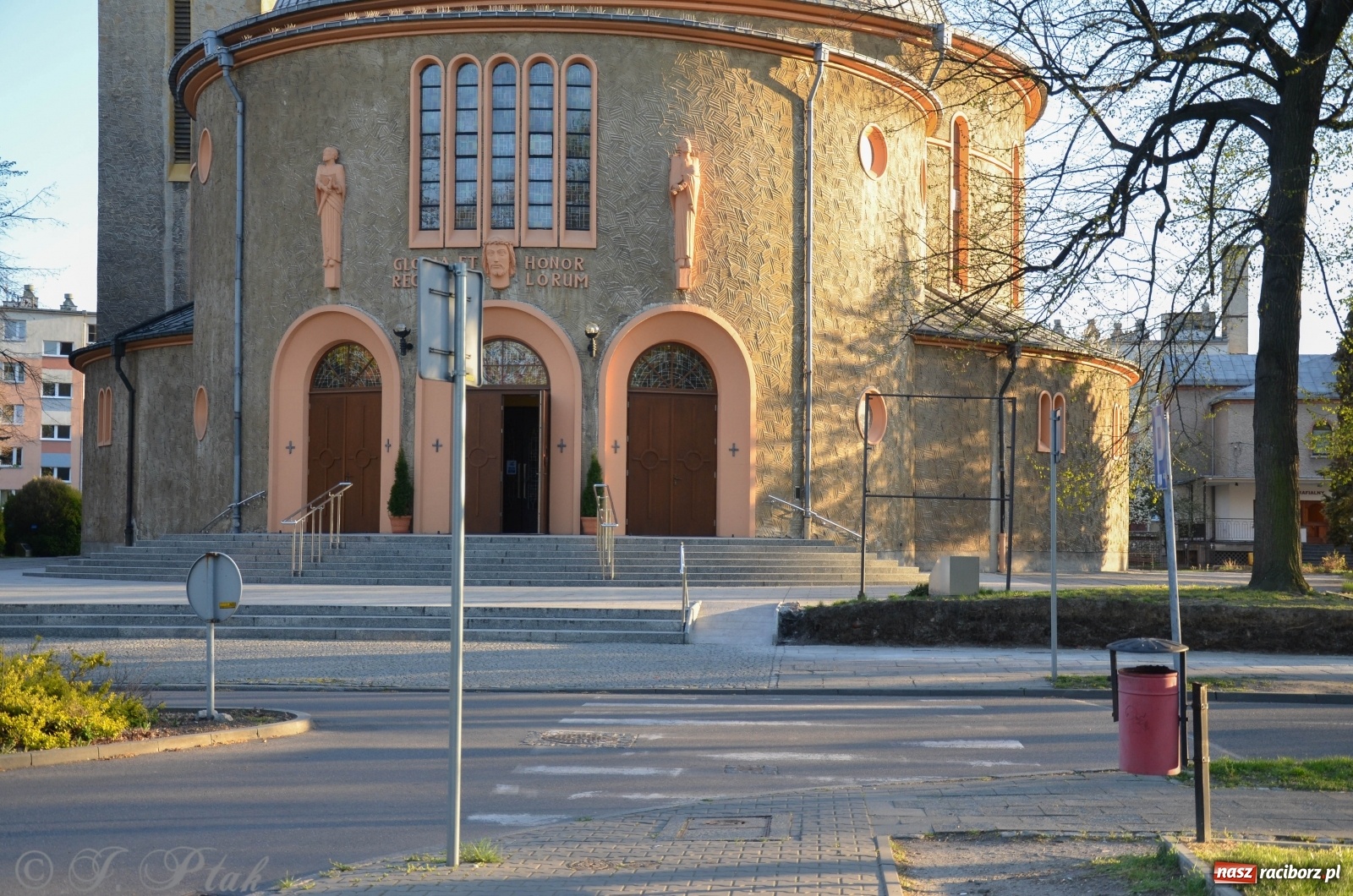 Zdjęcie w galerii na portalu naszraciborz.pl: Przy okrąglaku powstaje kolejny odcinek nowego muru  wiadomości z regionu