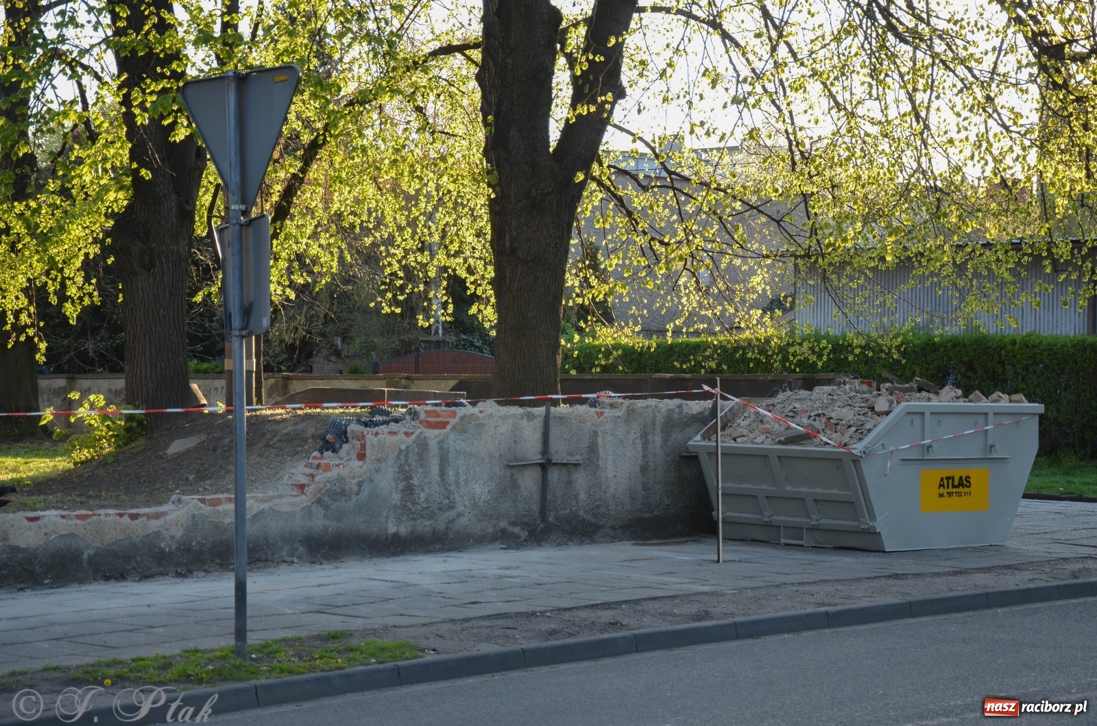 Zdjęcie w galerii na portalu naszraciborz.pl: Przy okrąglaku powstaje kolejny odcinek nowego muru  wiadomości z regionu