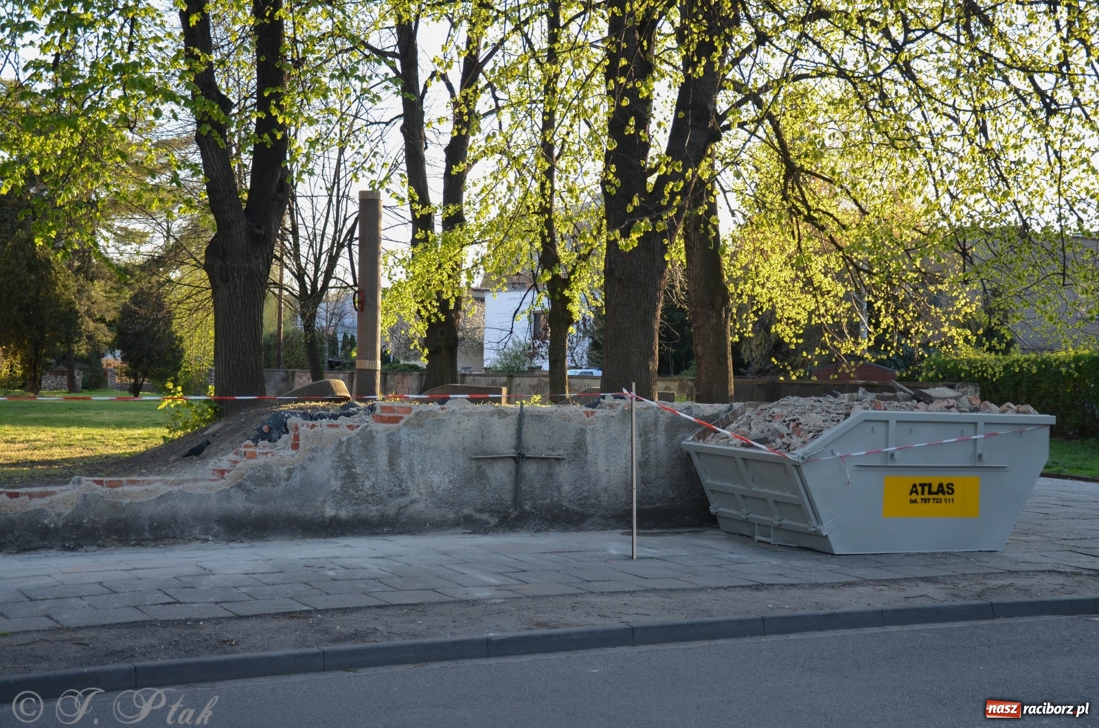 Zdjęcie w galerii na portalu naszraciborz.pl: Przy okrąglaku powstaje kolejny odcinek nowego muru  wiadomości z regionu
