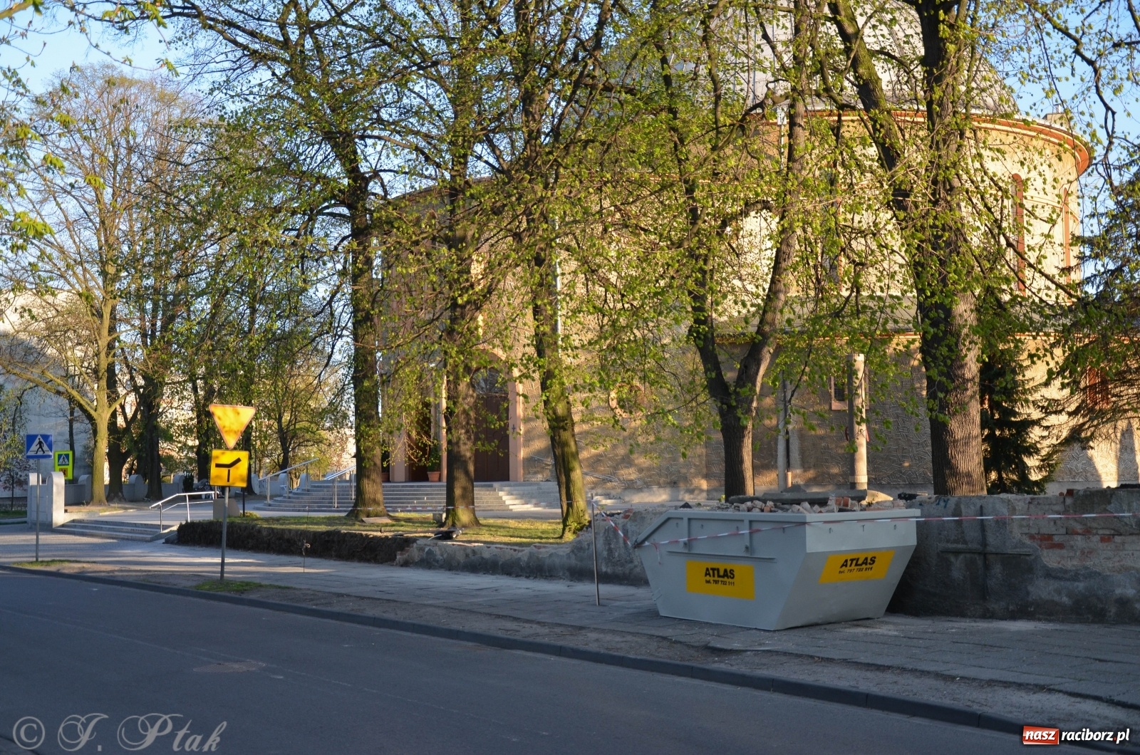 Zdjęcie w galerii na portalu naszraciborz.pl: Przy okrąglaku powstaje kolejny odcinek nowego muru  wiadomości z regionu