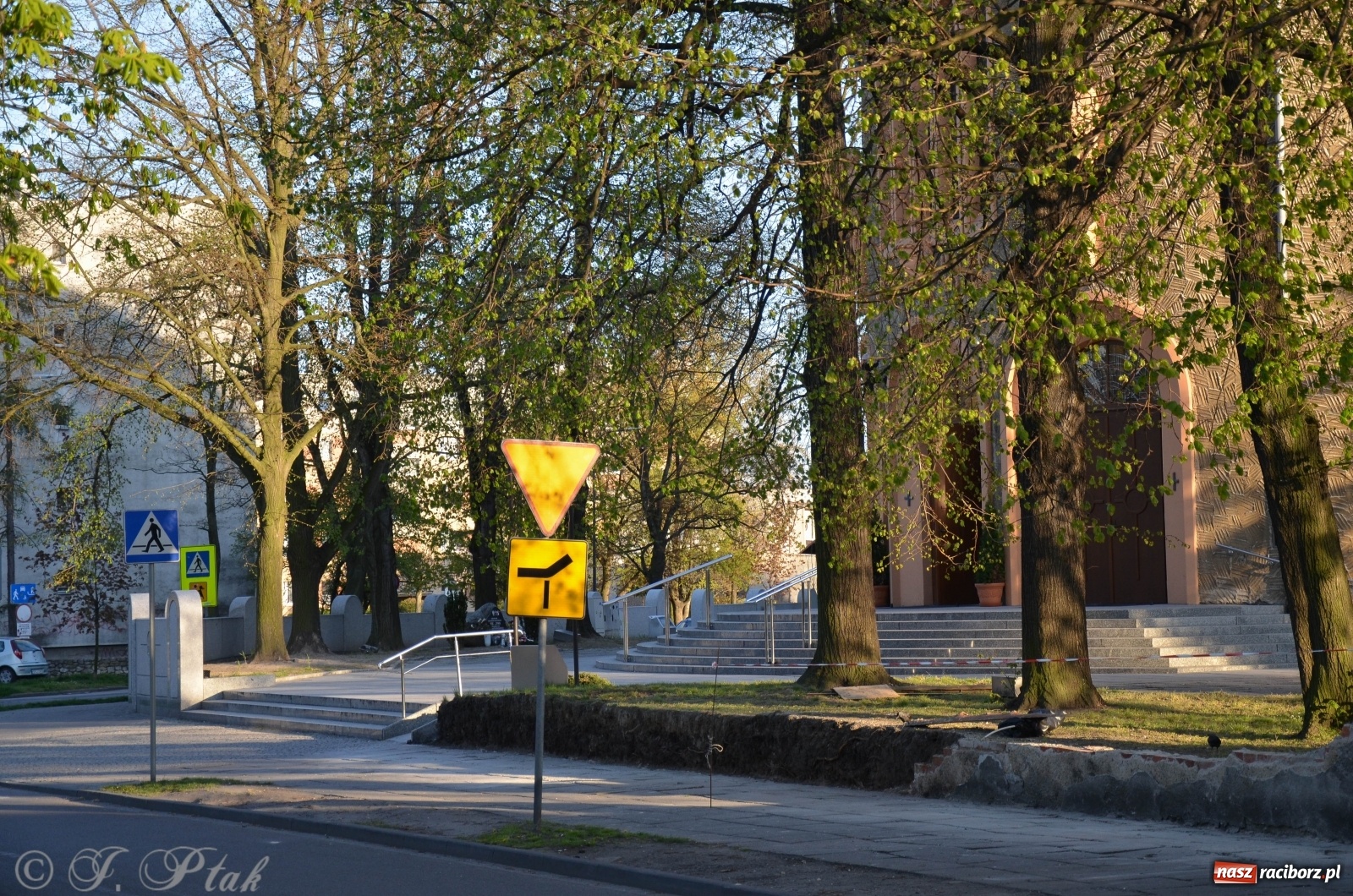 Zdjęcie w galerii na portalu naszraciborz.pl: Przy okrąglaku powstaje kolejny odcinek nowego muru  wiadomości z regionu