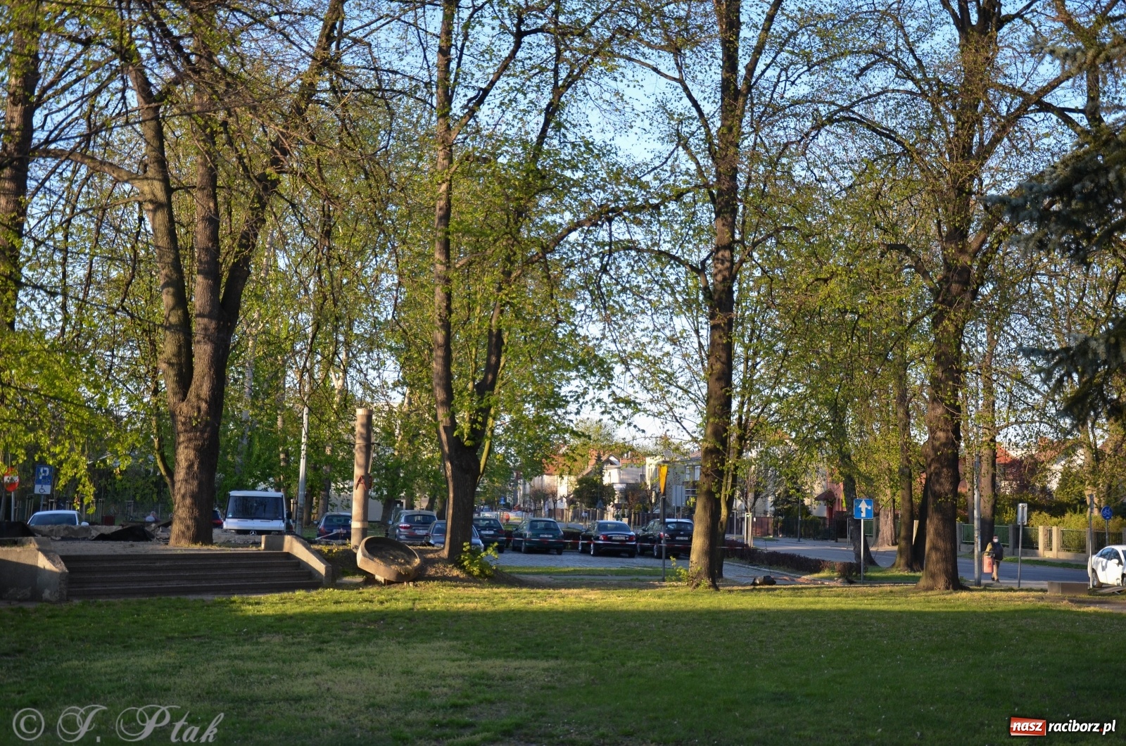 Zdjęcie w galerii na portalu naszraciborz.pl: Przy okrąglaku powstaje kolejny odcinek nowego muru  wiadomości z regionu