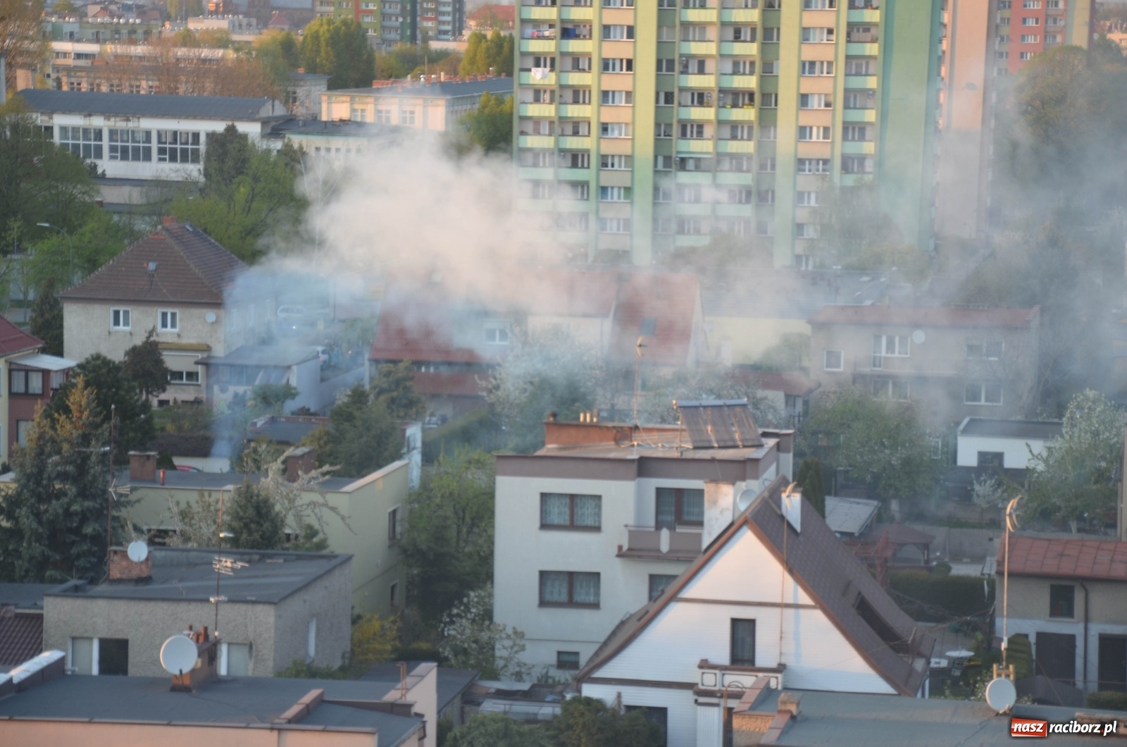 Zdjęcie w galerii na portalu naszraciborz.pl: Raport 998. Dym nad Biedronką. Przechodnie wezwali strażaków wiadomości z regionu