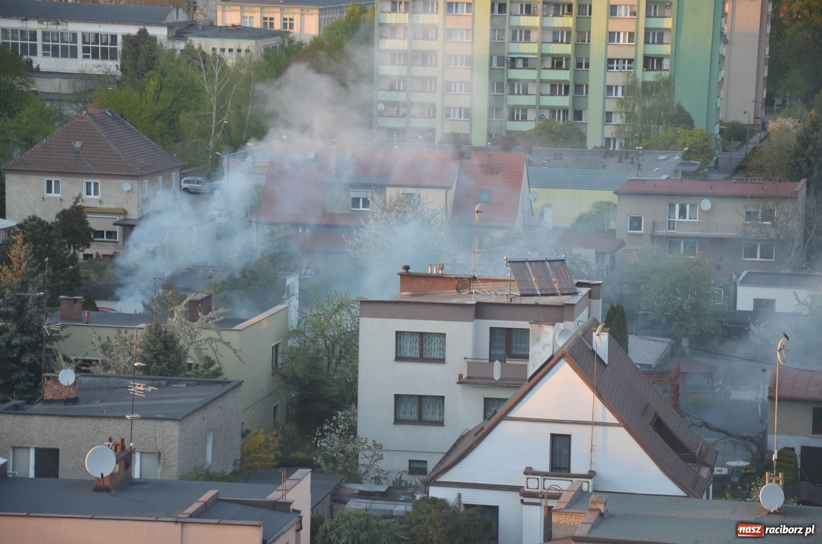 Zdjęcie w galerii na portalu naszraciborz.pl: Raport 998. Dym nad Biedronką. Przechodnie wezwali strażaków wiadomości z regionu