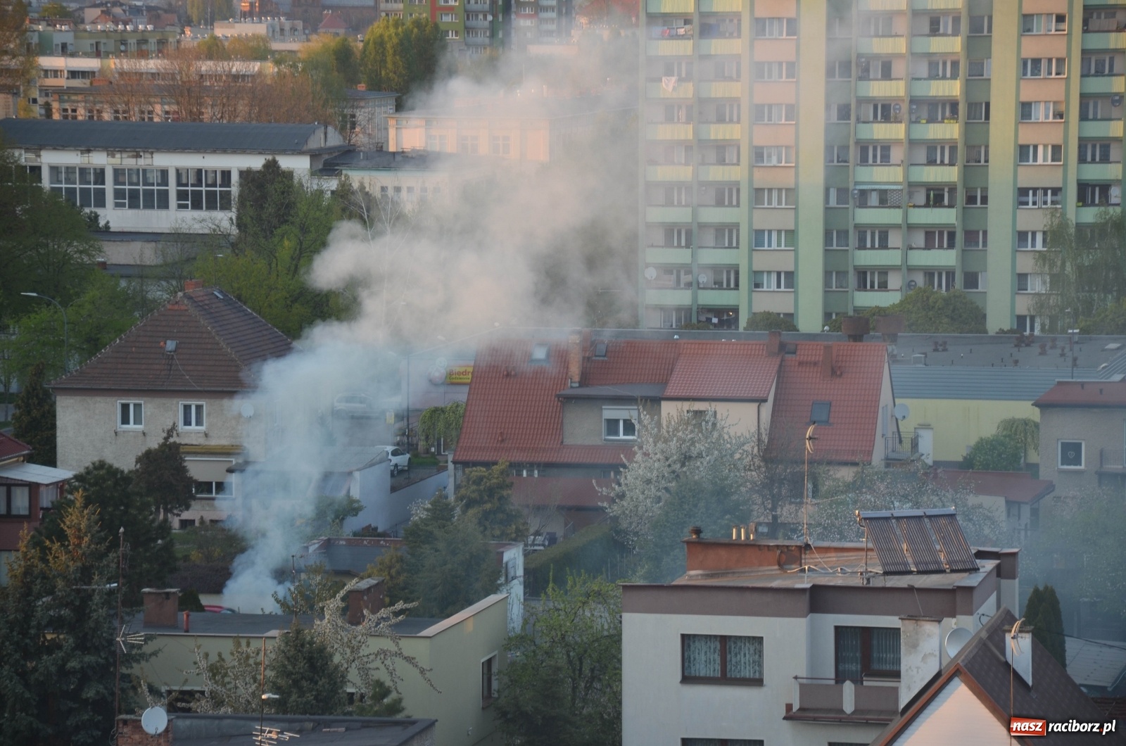 Zdjęcie w galerii na portalu naszraciborz.pl: Raport 998. Dym nad Biedronką. Przechodnie wezwali strażaków wiadomości z regionu