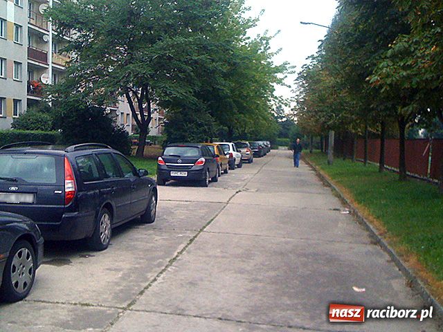 Zdjęcie w galerii na portalu naszraciborz.pl: Parking na Orzeszkowej tylko pod płotem wiadomości z regionu