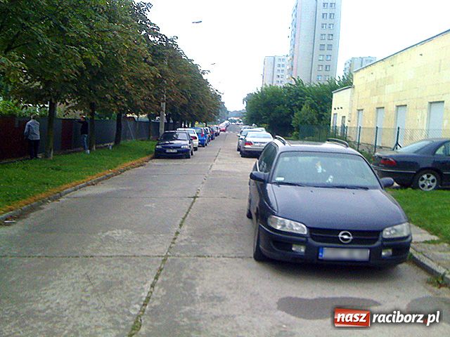 Zdjęcie w galerii na portalu naszraciborz.pl: Parking na Orzeszkowej tylko pod płotem wiadomości z regionu