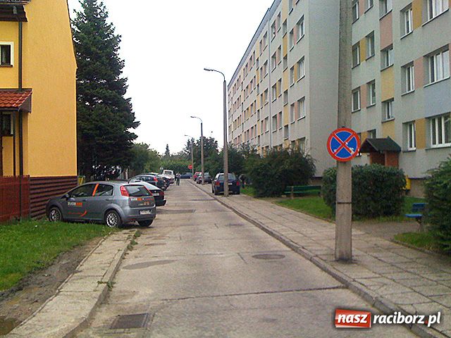 Zdjęcie w galerii na portalu naszraciborz.pl: Parking na Orzeszkowej tylko pod płotem wiadomości z regionu